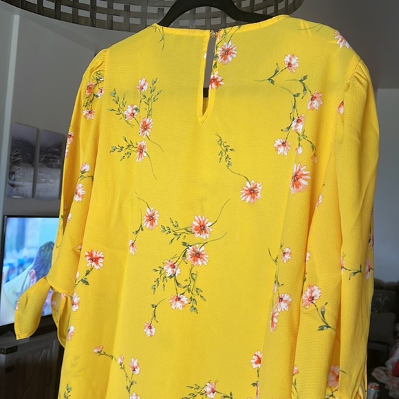 CeCe blouse 👚 - Picture 5 of 6